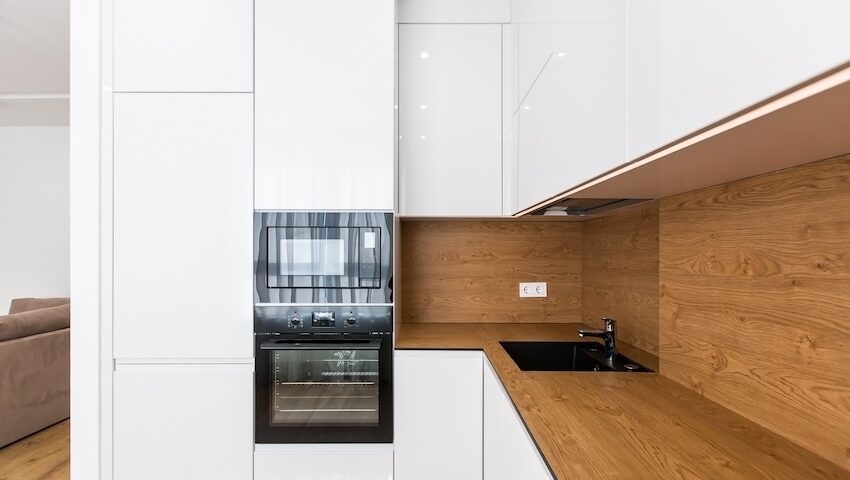 Platsbyggt kök i ljus färg